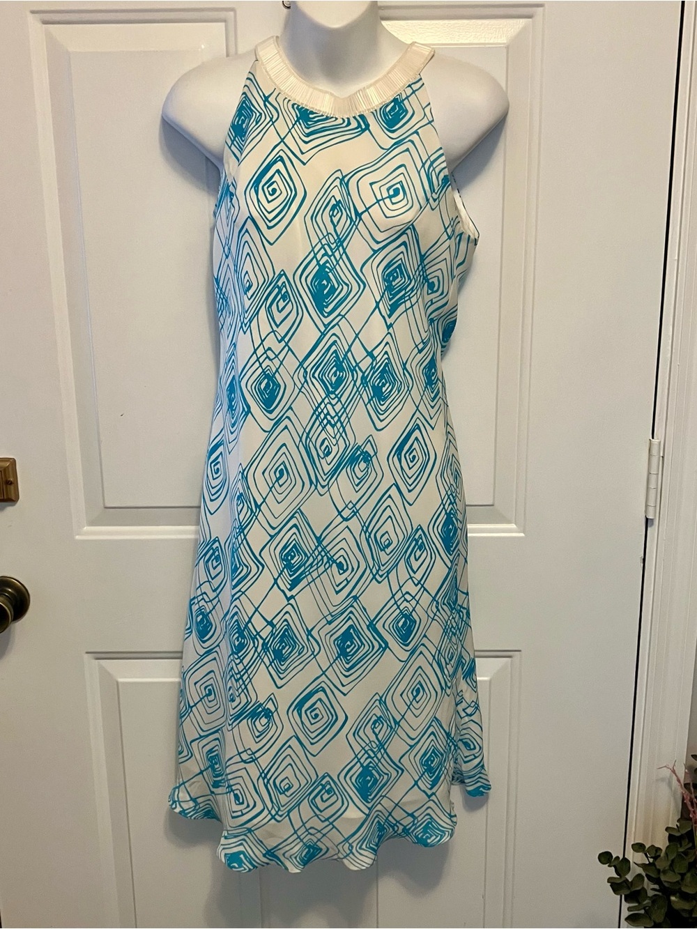 CARMEN MARC VALVO Size 6 100% Silk White Aqua Blue Beaded Midi Dress Women’s